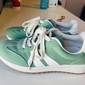 LIKE NEW Jellypop Sneakers from Belk size 7